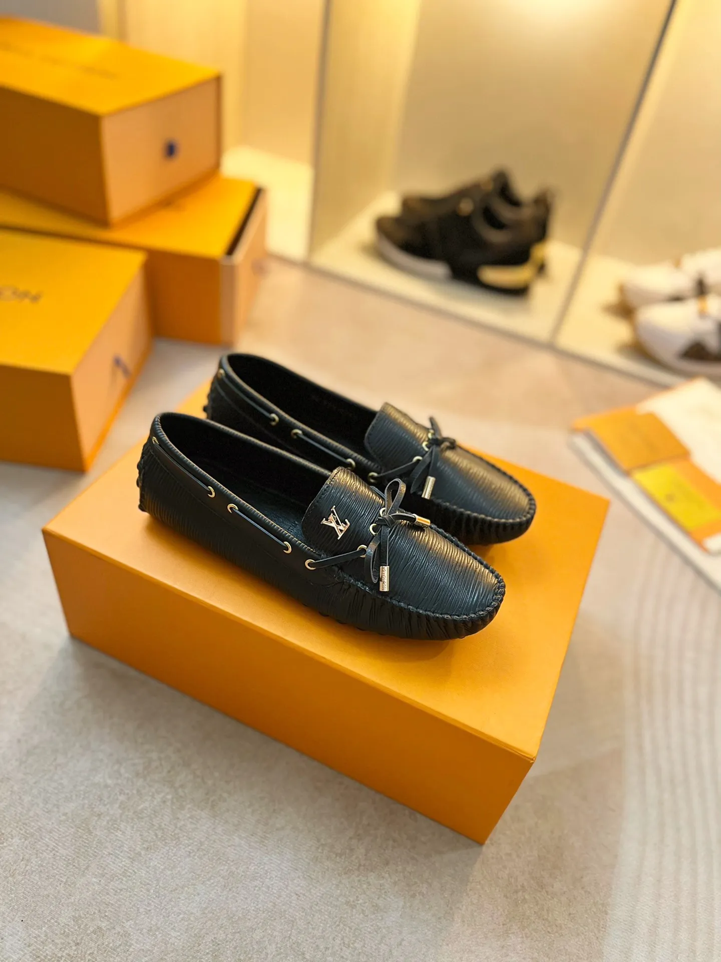 p460💰Couple model❤️🇫🇷 𝙇𝙤𝙪𝙞𝙨 𝙑𝙪𝙞𝙩𝙩𝙤𝙣 🇫🇷Louis Vuitton 2023 Classic𝓛𝓿 𝓣𝓻𝓪𝓲𝓷𝓮𝓻 Sports Series ➪➪➪¯ [Arizona Doudou Shoes Series] ▪️▪️▪️Arizona slip-on shoes are made of Monogram Eclipse canvas. Its hand-painted and dyed edges and hand-sewn uppers fully demonstrate Louis Vuitton's traditional shoemaking craftsmanship. This slip-on shoe is very lightweight. The integrated tongue and upper make it particularly comfortable and flexible. The soft outsole is equipped with rubber padding. Decorated with matching sash. Detailed features: ☑️Monogram Eclipse canvas ☑️Black Eclipse pattern ☑️Hand-painted shoe edges ☑️Hand-sewn uppers (each pair takes time to process) ☑️Integrated tongue and upper construction ☑️Outsole equipped with rubber lining ☑️size: 35_46
